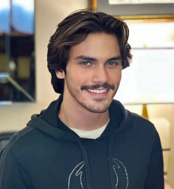 17 Classic Medium Length Mens Haircuts and Exactly What to Ask Your Barber 11 Soft Face Framing Waves for Rounder Faces