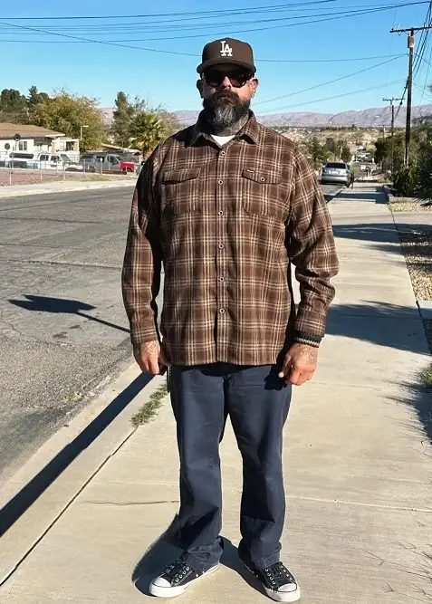 22 Men's Flannel Shirts Ideas for Fall You’ll Actually Wear 13 Relaxed Brown Plaid Street Look