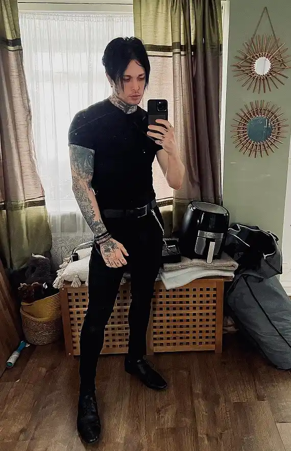 Slim Black Tee and Skinny Jeans With Chain Detail
