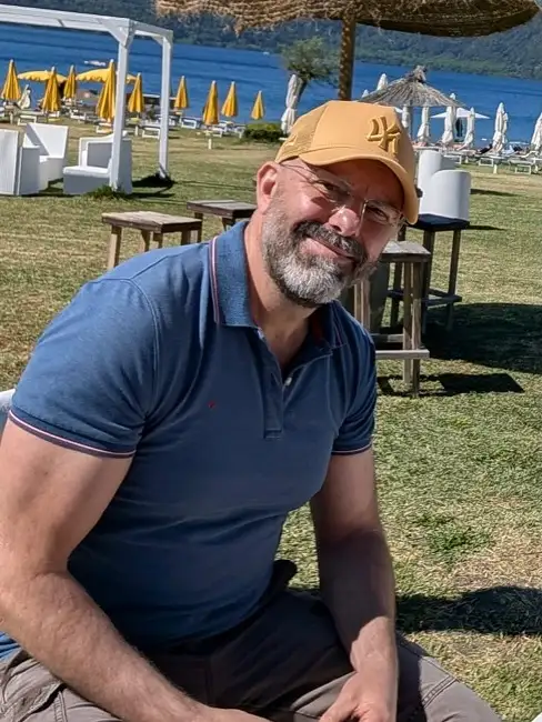 Summer Fashion for Older Gentlemen: 17 Timeless Outfits That Still Feel Fresh 9 A Tipped Polo and a Ball Cap for Easy Days Out