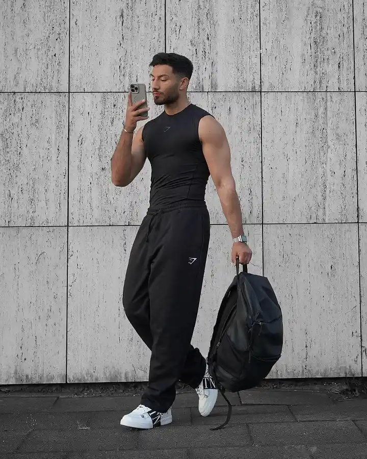 Fitted Sleeveless Top With Wide Black Sweatpants