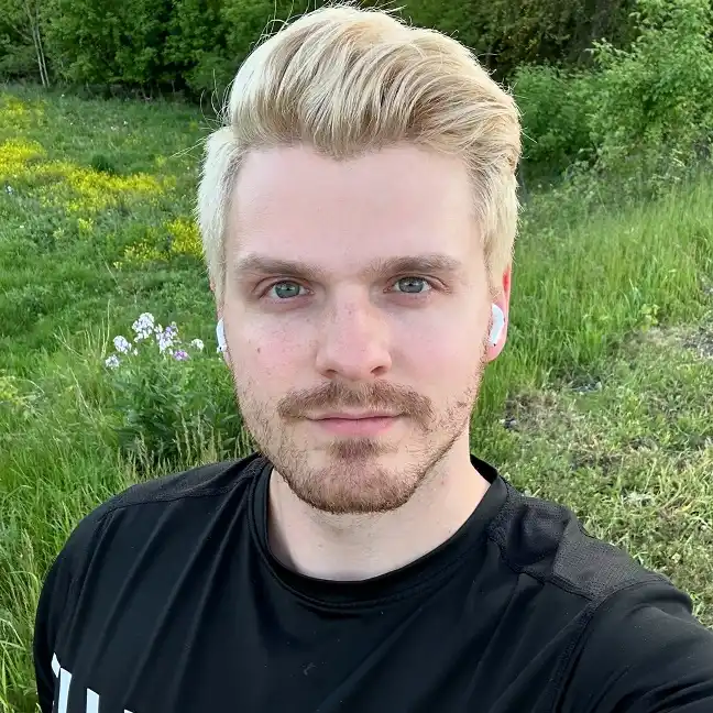 Soft Side-Part Blond With Natural Sun-Kissed Roots