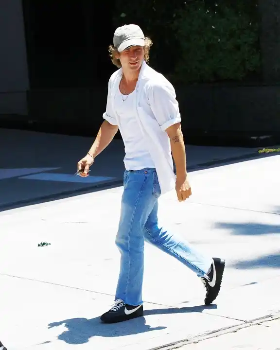 Summer Fashion for Skinny Guys: 20 Looks That Add Shape and Height 3 Open White Shirt and Blue Jeans