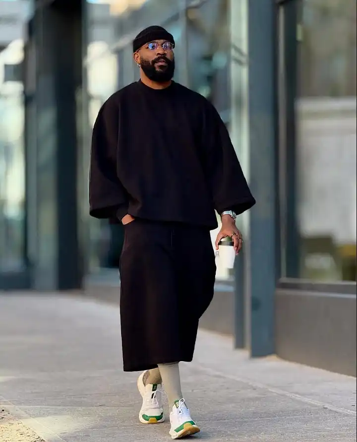 22 Black Shorts Outfit Ideas for Men That Actually Look Put Together 7 Oversized Sweatshirt and Knee Length Black Shorts