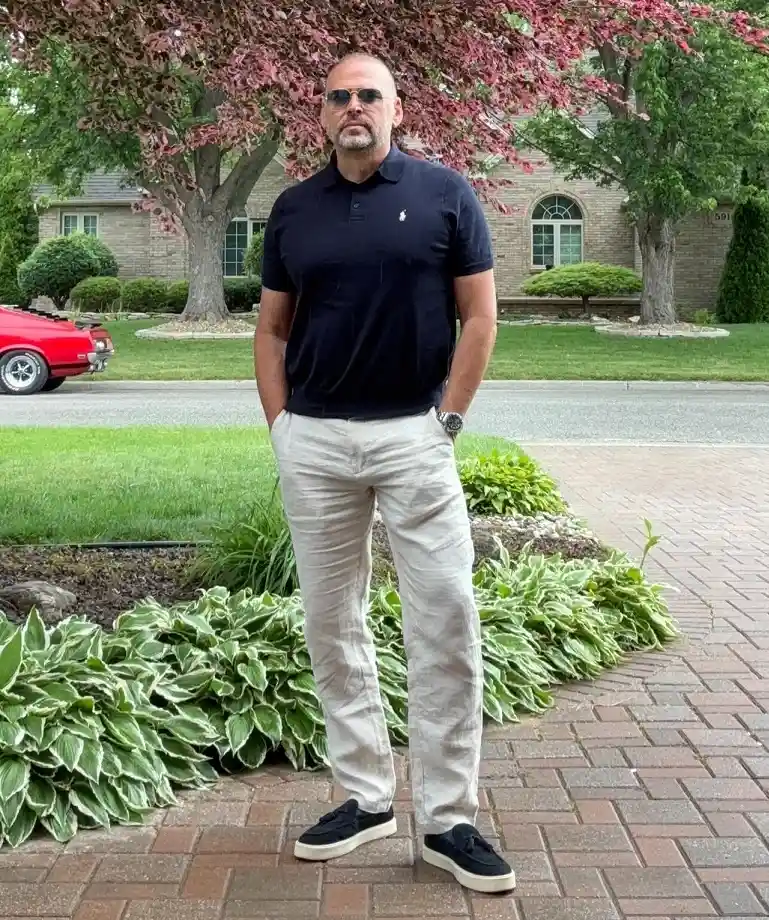 A Navy Polo and Oatmeal Linen Pants Give the Classic Prep Combo an Update