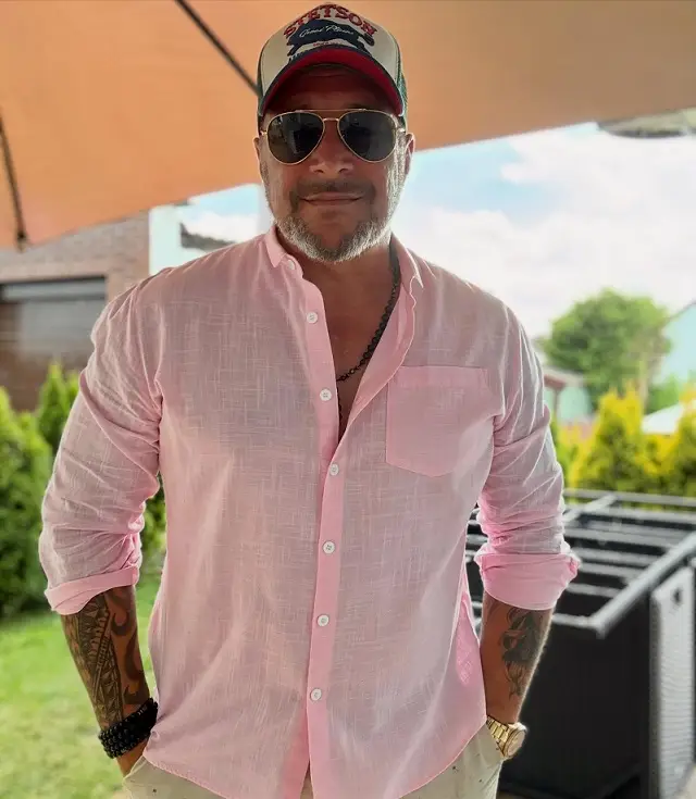 Summer Fashion for Older Gentlemen: 17 Timeless Outfits That Still Feel Fresh 4 Soft Pink Linen for Men Who Skip Pastels
