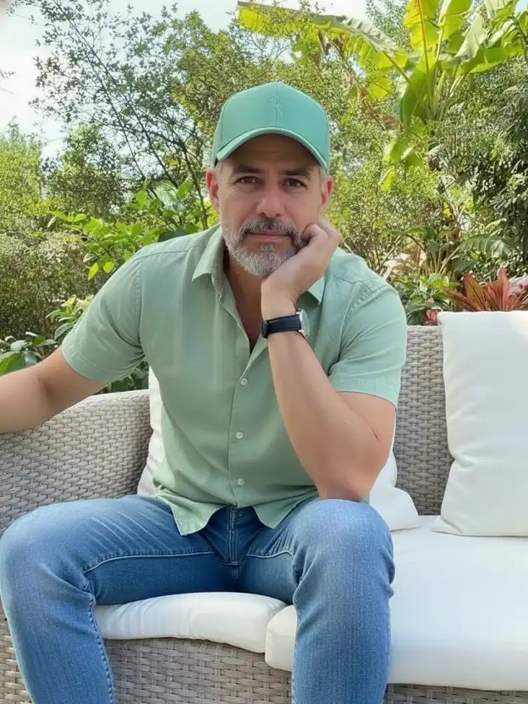 A Tonal Cap and Shirt Combo for Laid Back Afternoons
