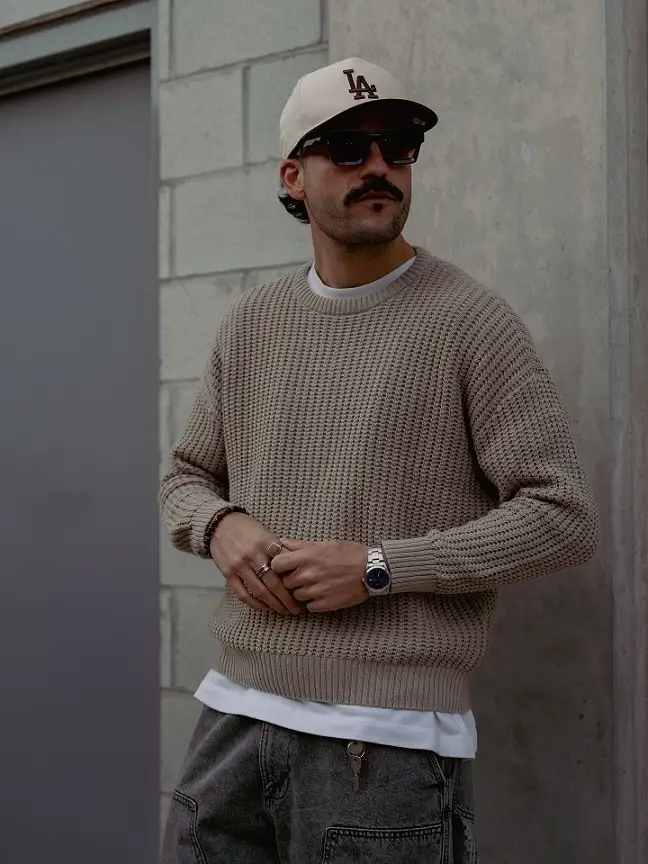 20 Cable Knit Sweater Outfits For Men That Look Expensive 11 Chunky Beige Knit With A Layered Tee And Baggy Jeans