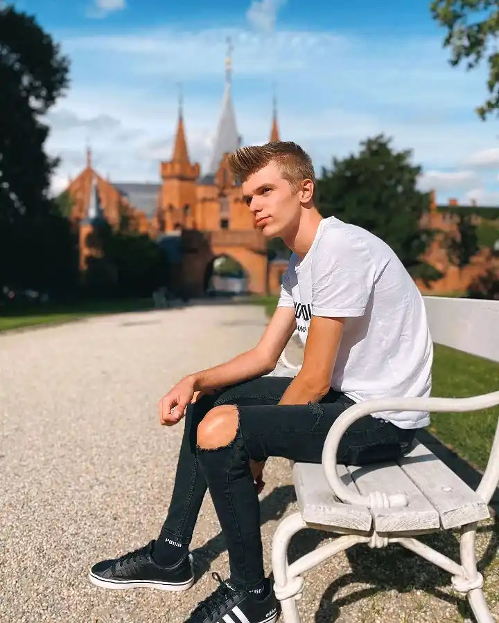 Summer Fashion for Skinny Guys: 20 Looks That Add Shape and Height 11 Graphic Tee and Ripped Jeans