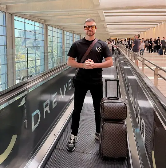 18 Airport Outfit Men Summer Ideas That Stay Cool All Flight 4 All Black, Head to Toe, With One Textured Sneaker