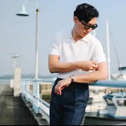 13 Men’s Weekend Getaway Outfits (No Overpacking) 3 1. The Classic T-Shirt And Chino Weekend Outfit