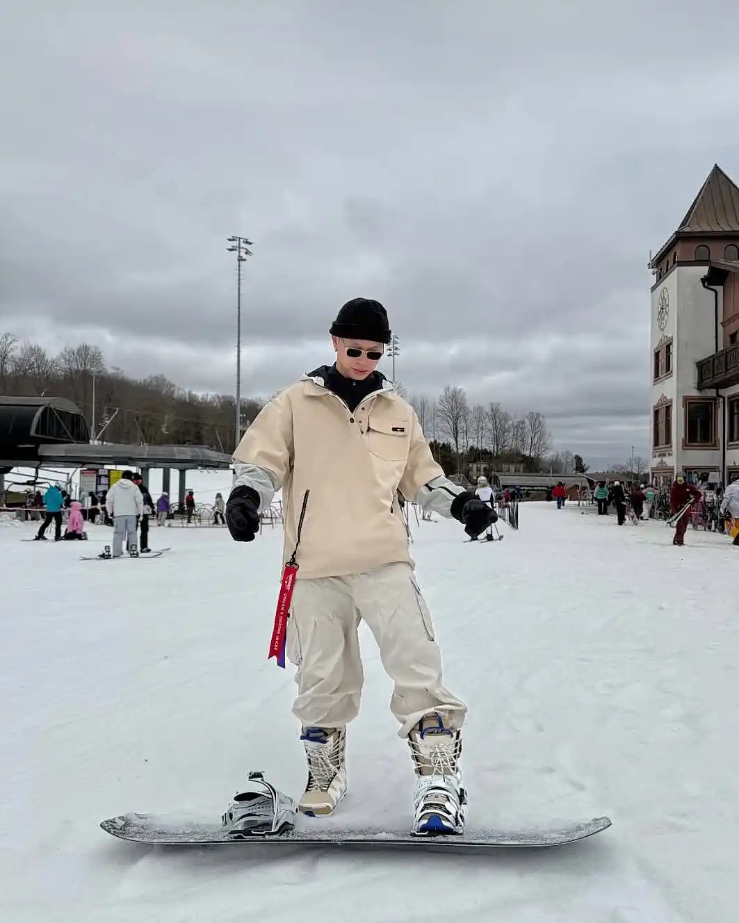 10 Stylish Men’s Outfits for Winter Travel & Ski Trips 6 3. The Stylish Après-Ski Outfit