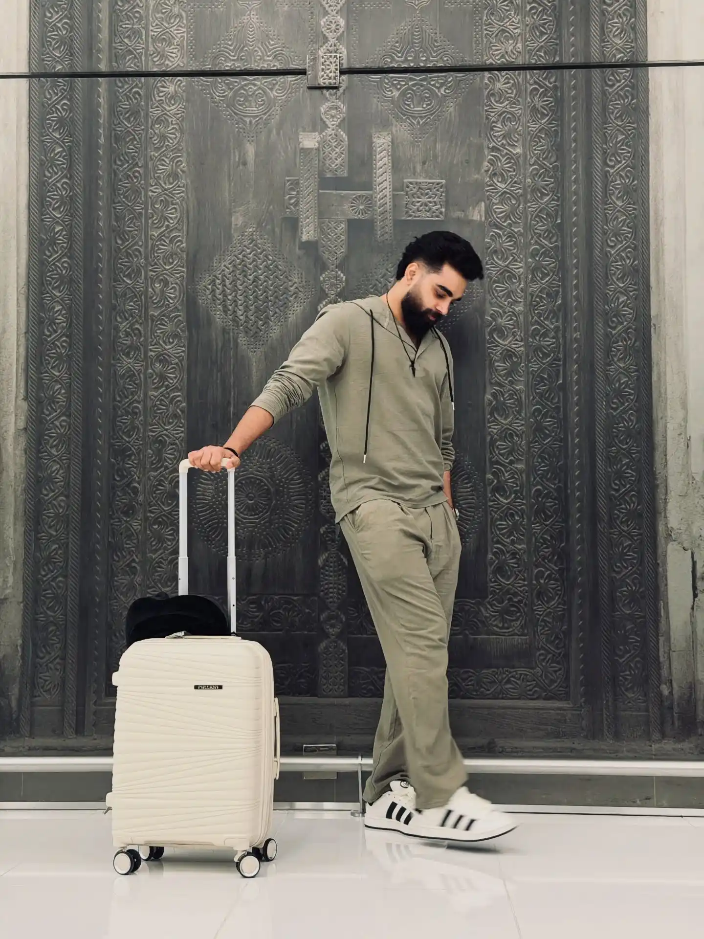 13 Men’s Weekend Getaway Outfits (No Overpacking) 7 5. The Relaxed Airport-To-Hotel Travel Outfit