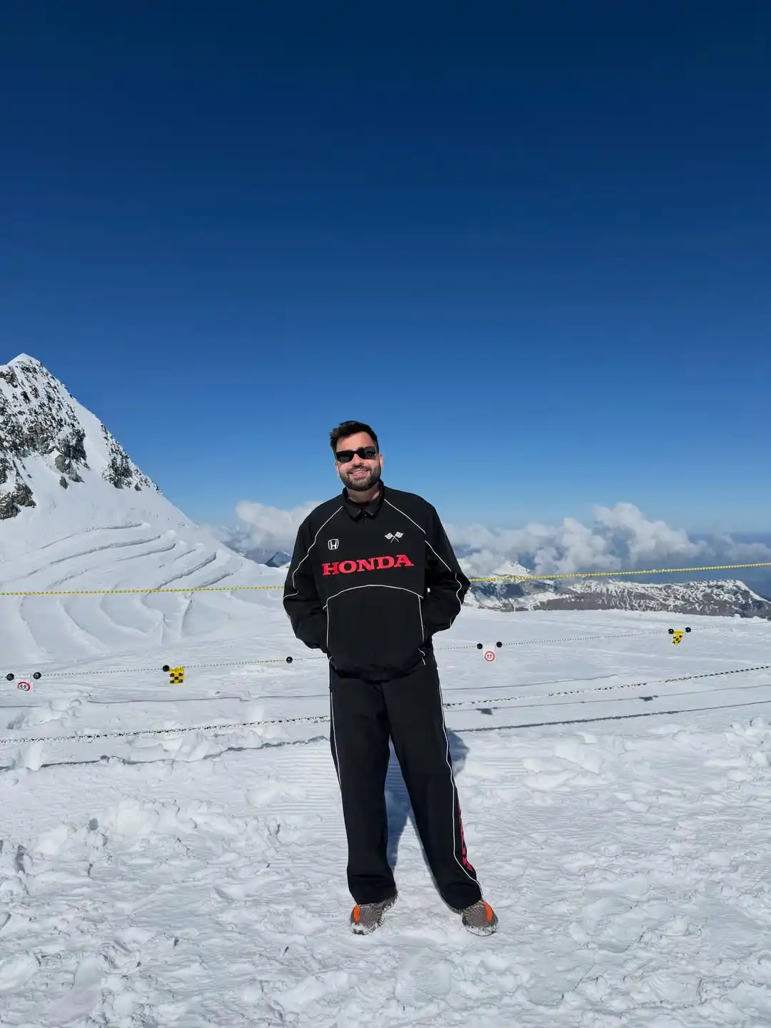 10 Stylish Men’s Outfits for Winter Travel & Ski Trips 8 5. The Snow Activity Outfit