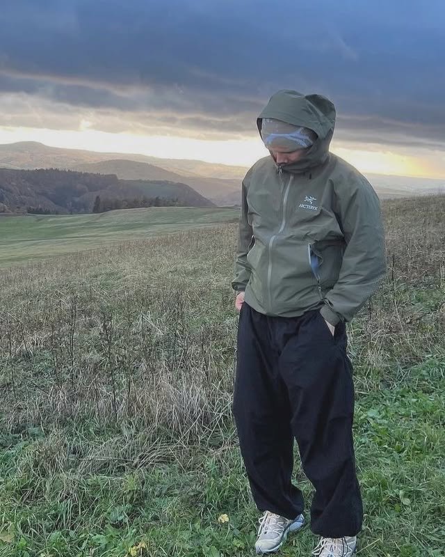 13 Men’s Weekend Getaway Outfits (No Overpacking) 10 8. The Weekend Hiking And Exploring Outfit
