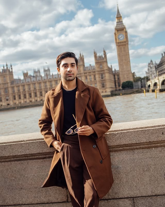 13 Men’s Weekend Getaway Outfits (No Overpacking) 11 9. The Monochrome Travel Outfit