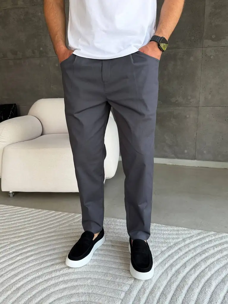 27 Minimalist Jeans and Pants for Men That Work in Every Season 15 Grey Pleated Trousers That Feel Like Sweatpants