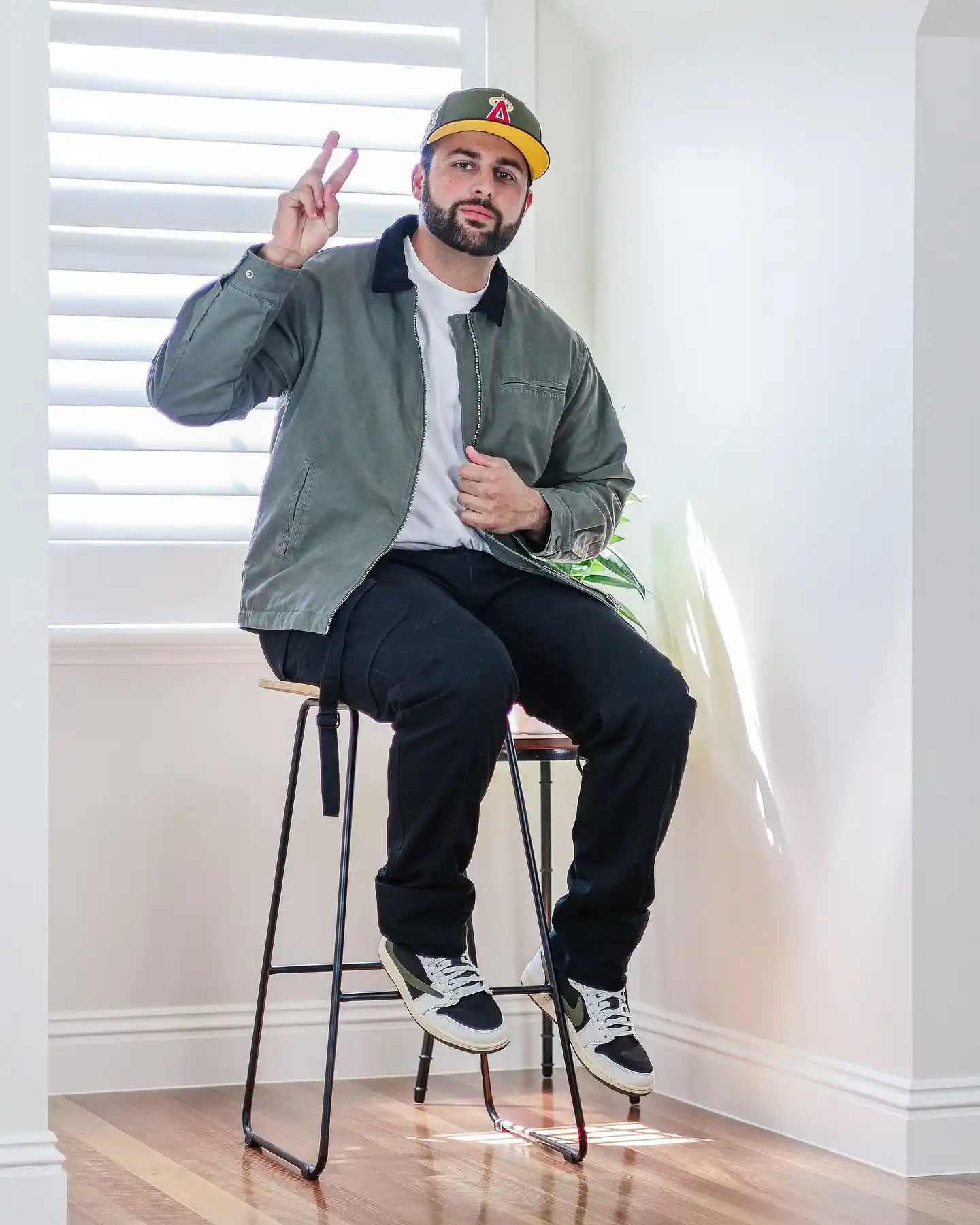 15 Curated Outfits for Men’s City‑Break Trips 15 14. Casual Urban Layered Look