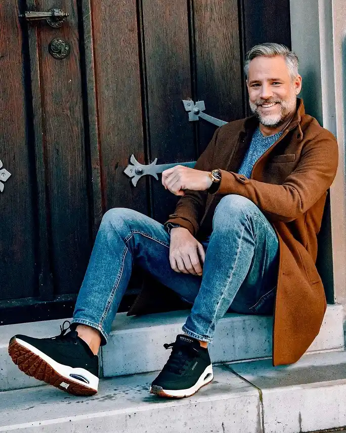 19 Best Men’s Sneakers for Travel (Lightweight, Walk‑All‑Day Picks) 4 A Chunky Walking Sneaker That Still Dresses Up