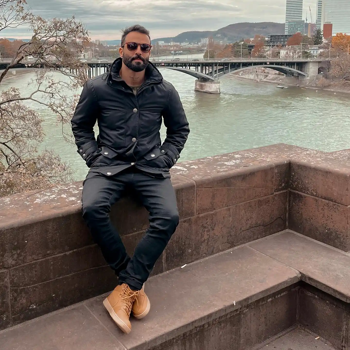 15 Curated Outfits for Men’s City‑Break Trips 4 3. Rugged Waterfront Layered Ensemble