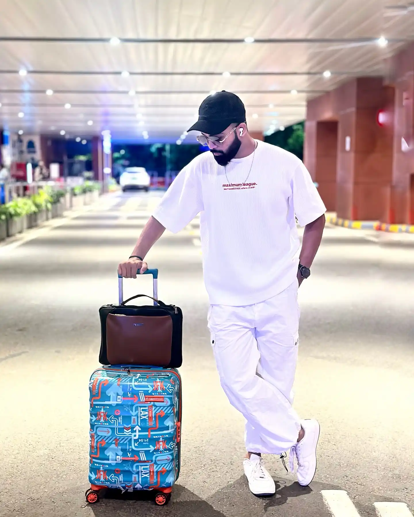 15 Curated Outfits for Men’s City‑Break Trips 3 2. Monochrome Airport Comfort Style