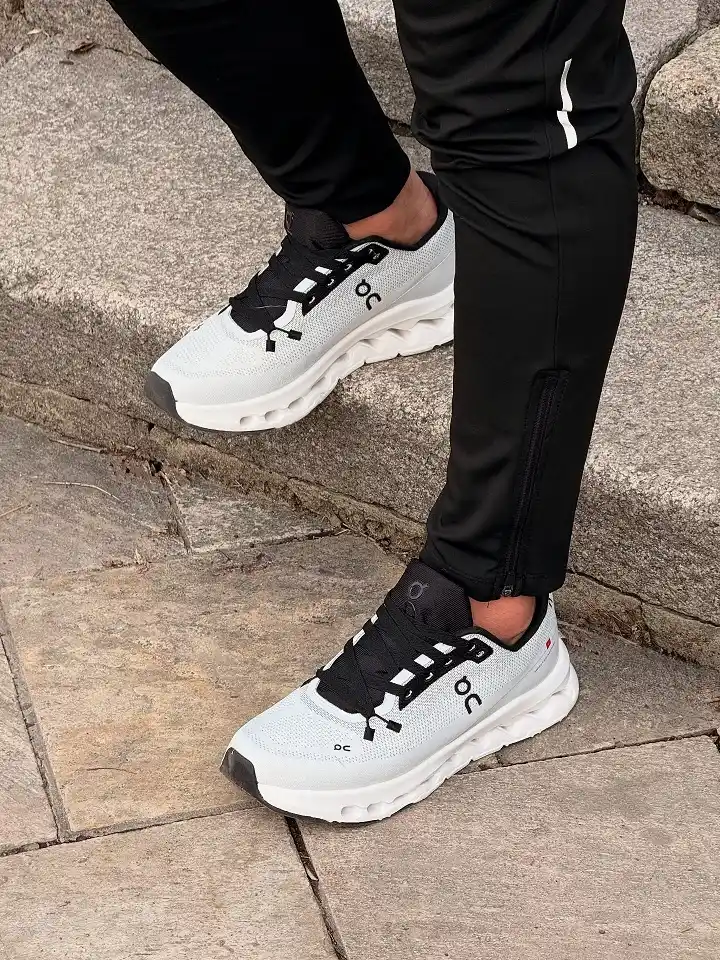 19 Best Men’s Sneakers for Travel (Lightweight, Walk‑All‑Day Picks) 14 A Cushioned Sneaker for Recovering After Long Flights