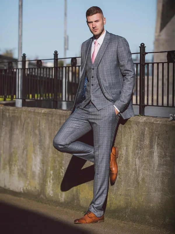 A Three Piece Suit With a Pink Tie for the Tall Guy Wedding Guest Look