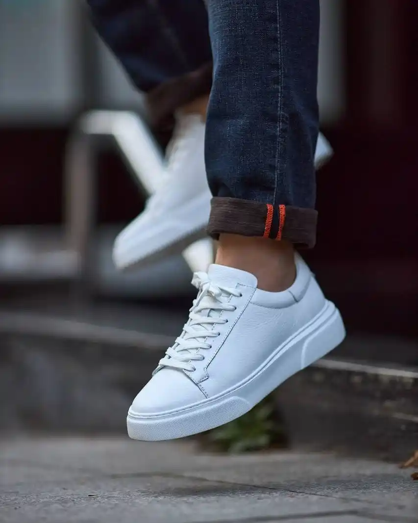 13 Minimalist Wardrobe Essentials for Men (Capsule Style) 10 9. White Leather Sneakers
