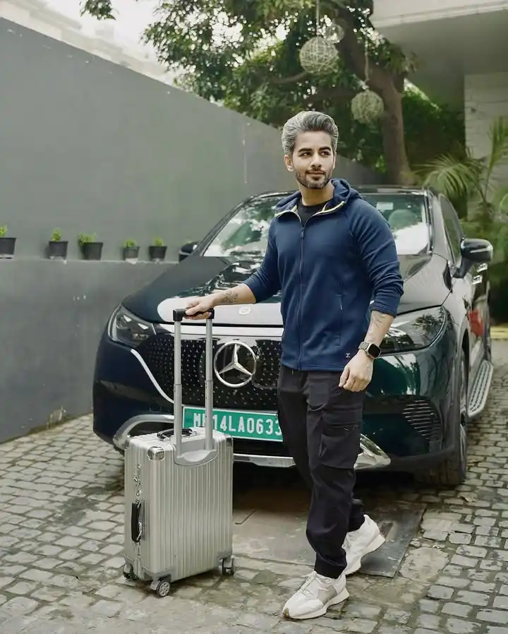10 Airport Outfit Men Summer Looks That Beat the Heat in Style 7 6. Zip Hoodie and Cargo Joggers