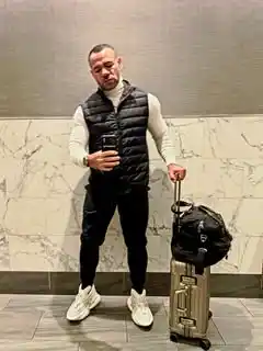 14 Airport Outfit Men With Sneakers Combos to Steal 3 2. Puffer Vest and Turtleneck Pairing