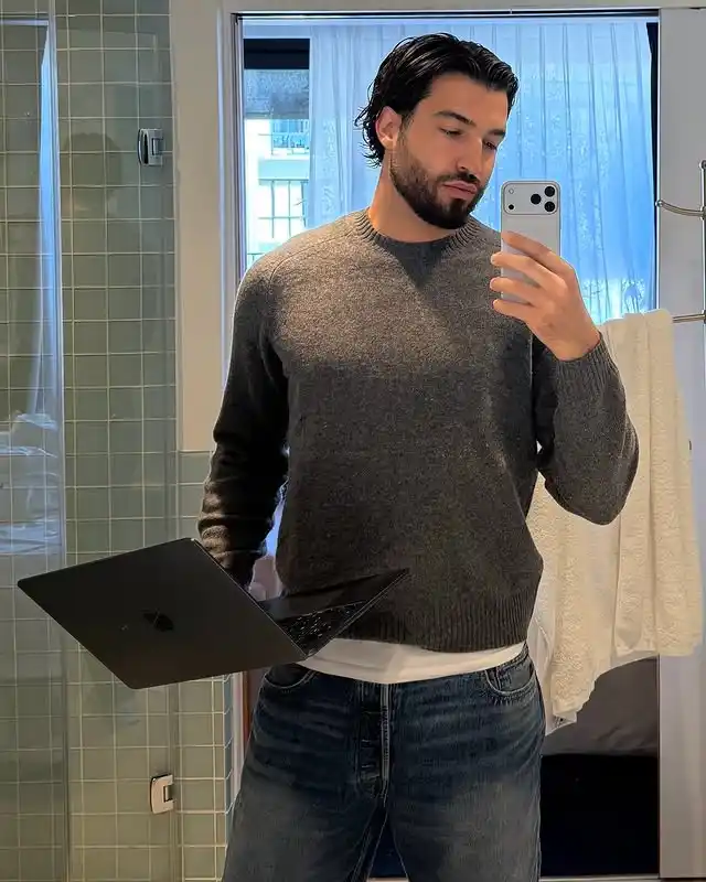 17 Men’s Minimalist Nightout Outfits (No Overdressing) 10 9. Textured Crewneck and Classic Denim