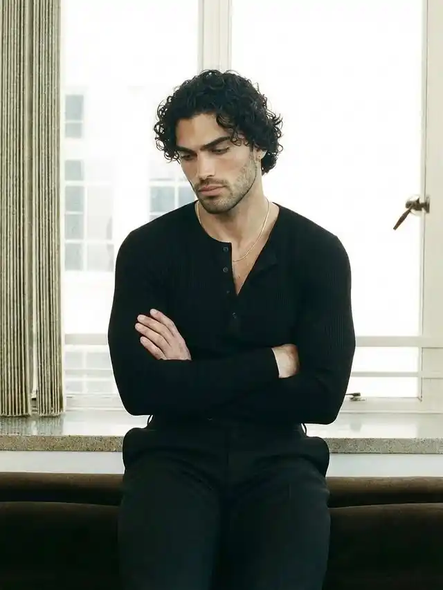 17 Men’s Minimalist Nightout Outfits (No Overdressing) 8 7. Ribbed Henley and Dark Trousers