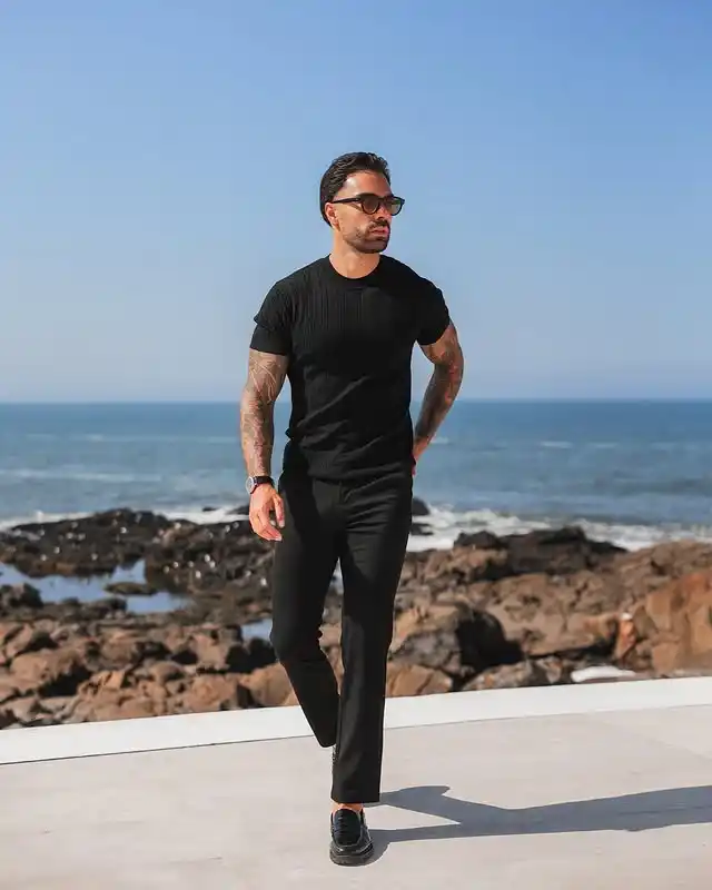 17 Men’s Minimalist Nightout Outfits (No Overdressing) 3 2. All-Black Urban Night