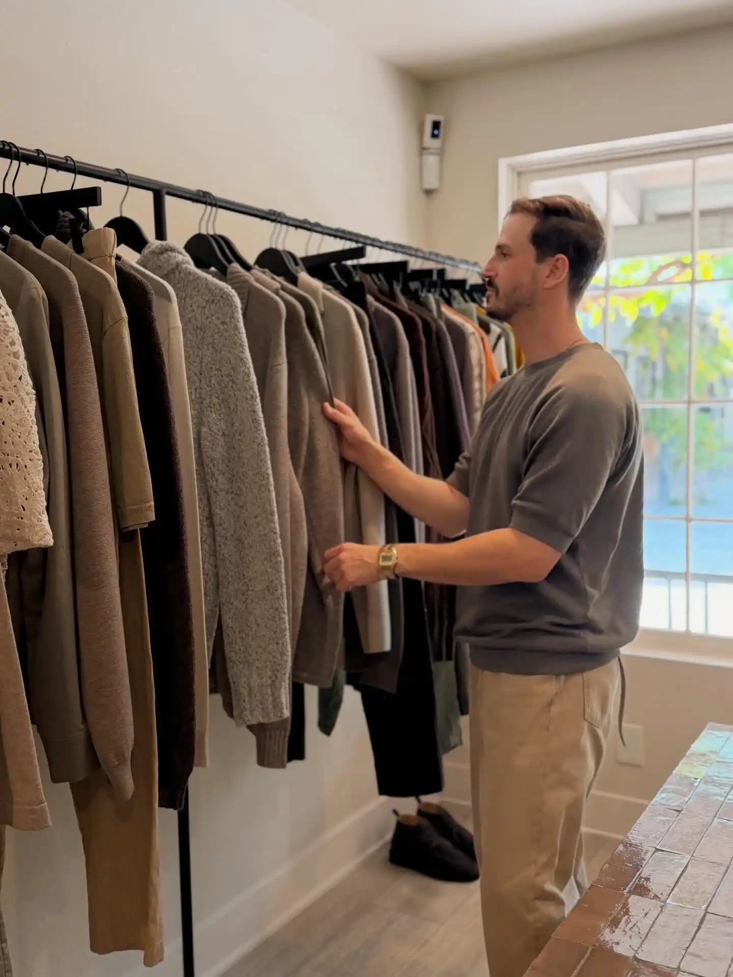 13 Minimalist Men’s Travel Capsule Outfits (Carry‑On Only) 14 13. Minimalist Capsule Clothing Rack