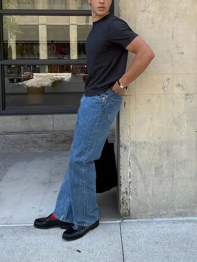 17 Men’s Minimalist Nightout Outfits (No Overdressing) 12 11. Minimalist Tee and Straight Leg Jeans