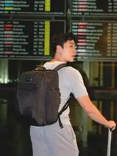 10 Airport Outfit Men Summer Looks That Beat the Heat in Style 9 8. Basic Tee and Tech Backpack