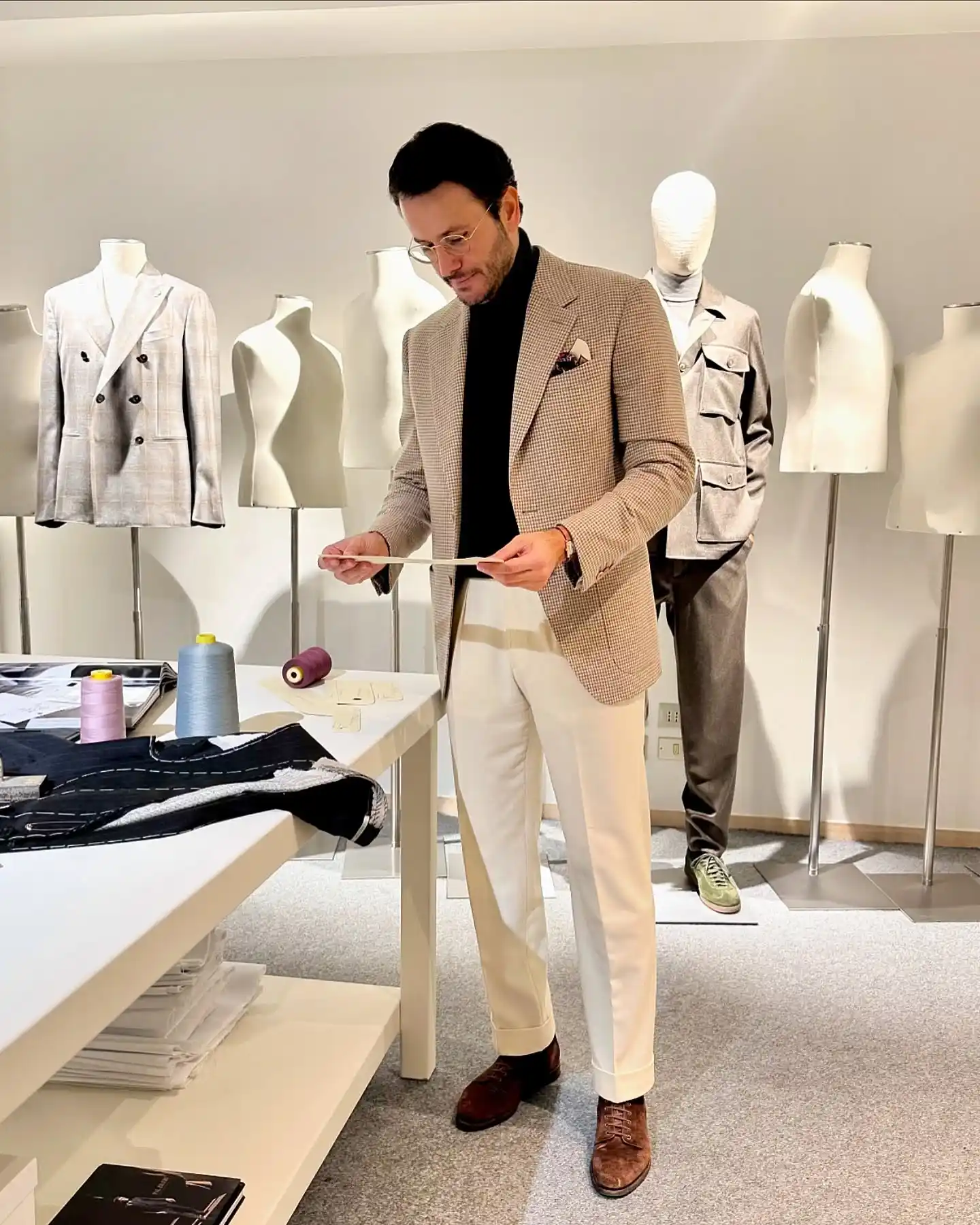 13 Classy Outfits Men Holiday Party Looks for Festive Season 9 8. Tan Houndstooth Blazer and Black Turtleneck