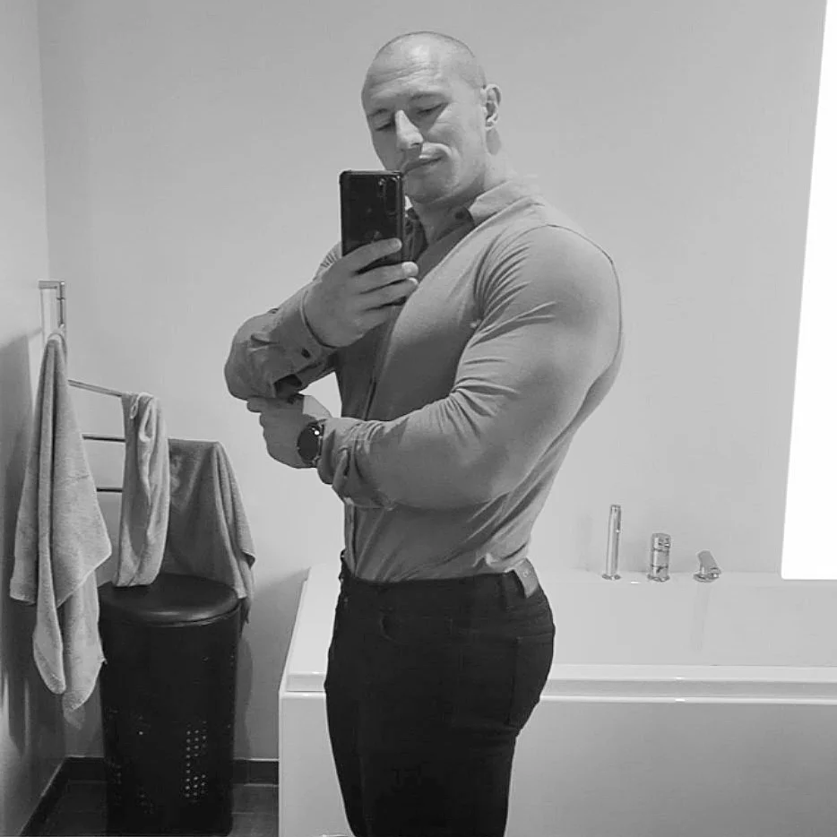 How to Style a Curvy Men’s Waistline Without Looking Bulky 4 How Wider Shoulders Create a More Balanced Body Shape