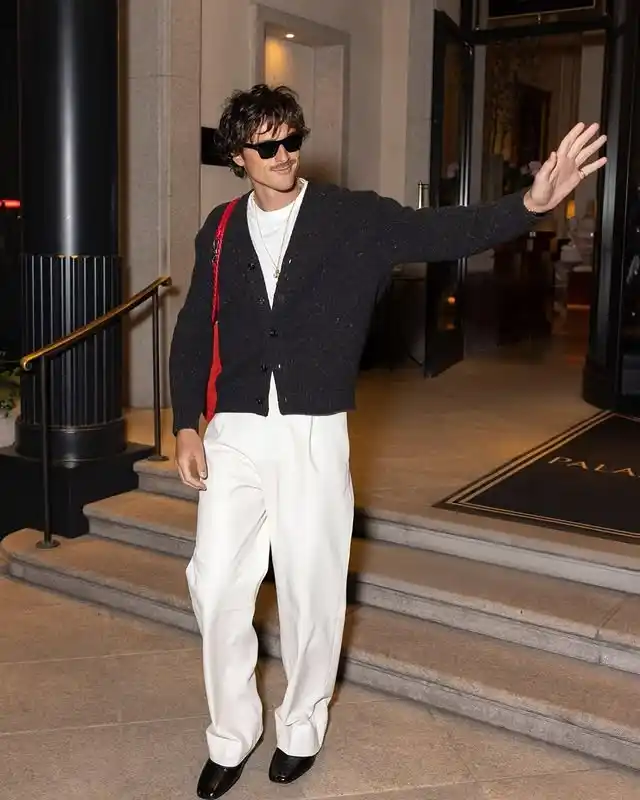 11 Outfits for Men Over 6 Feet (Tall & Stylish) 12 11. Relaxed Cardigan and Wide Leg Trousers