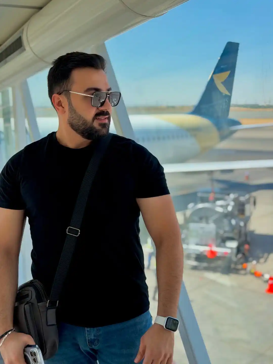10 Airport Outfit Men Over 40 Looks That Feel Age-Appropriate 4 3. The Classic Fitted T Shirt and Denim Jeans