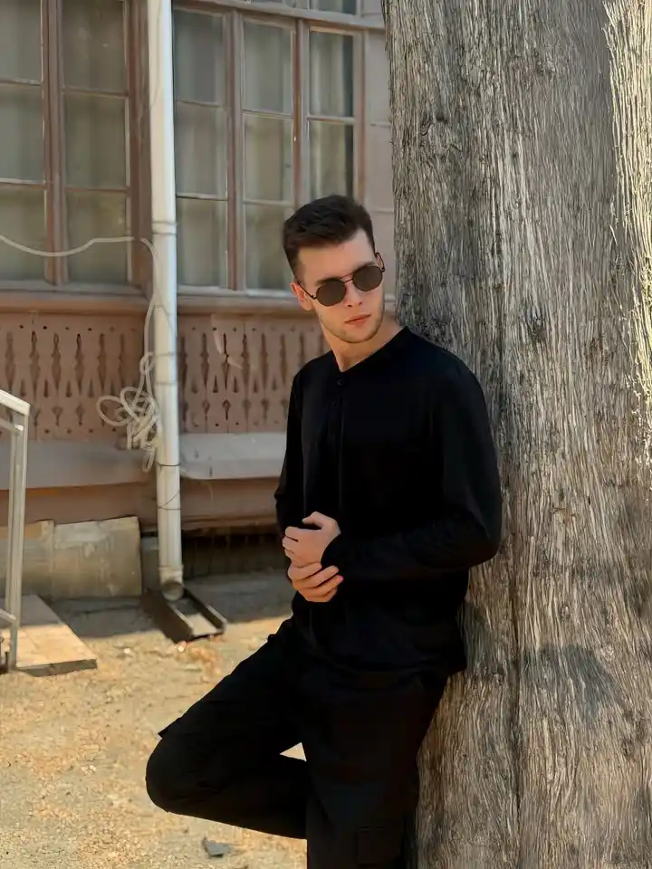 2. Minimalist Monochromatic Black Layers