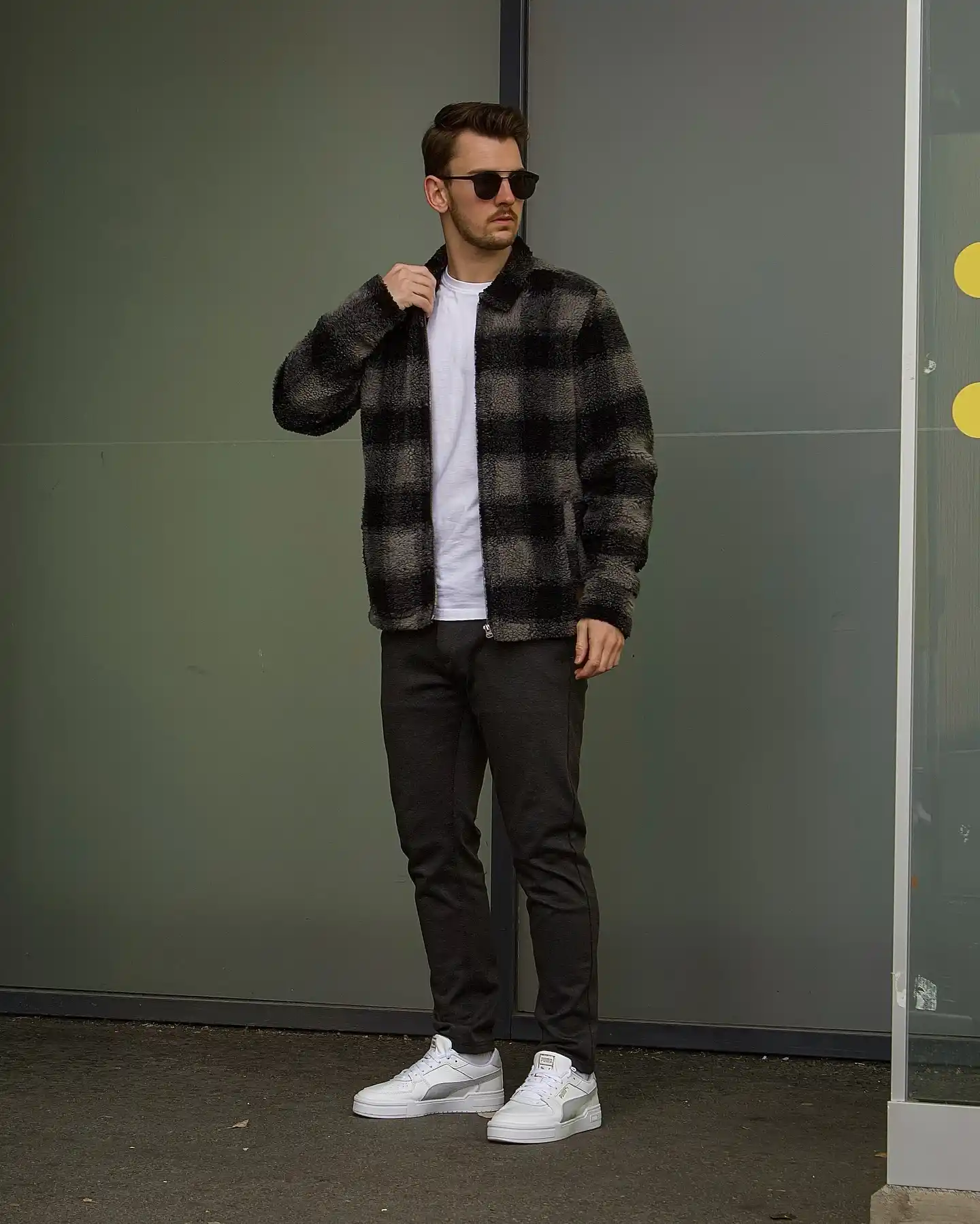 10 Minimalist Weekday Outfits for Men (No Decision Fatigue) 5 4. Minimal Monochrome Looks