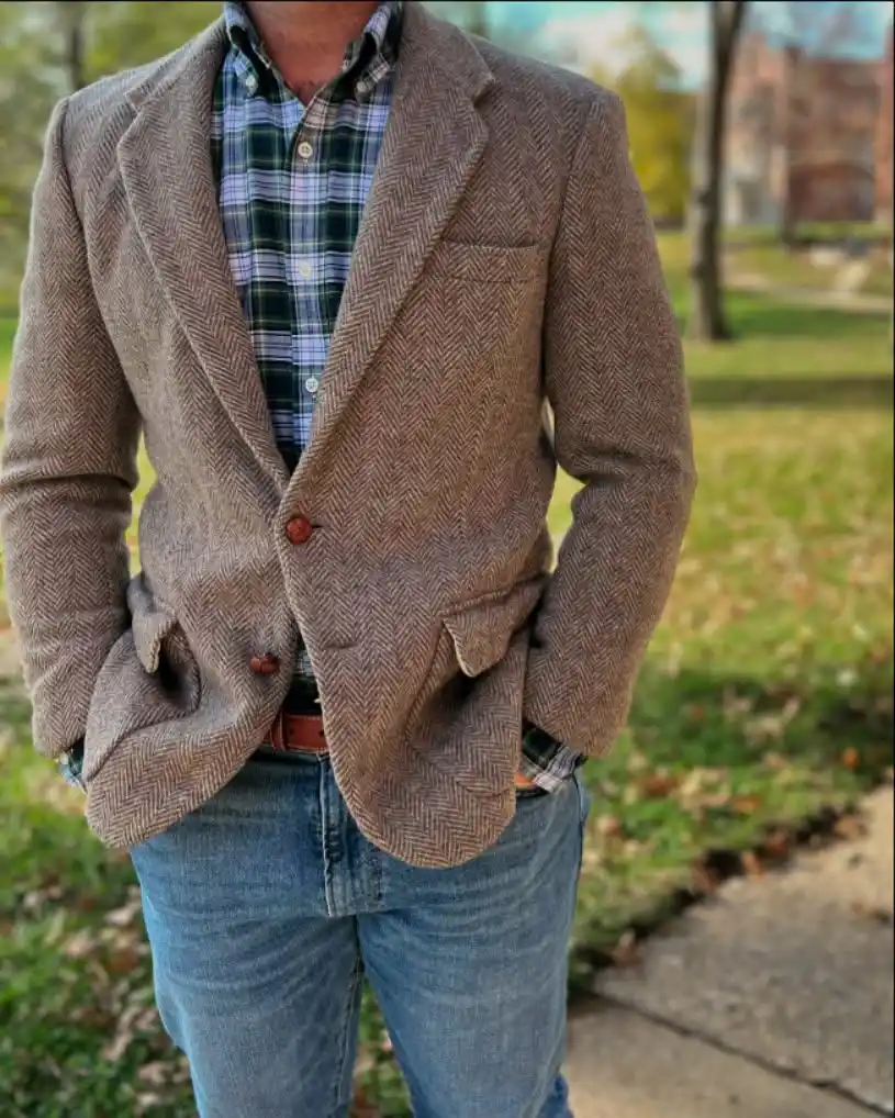 10 Minimalist Weekday Outfits for Men (No Decision Fatigue) 4 3. Minimal Preppy Outfits