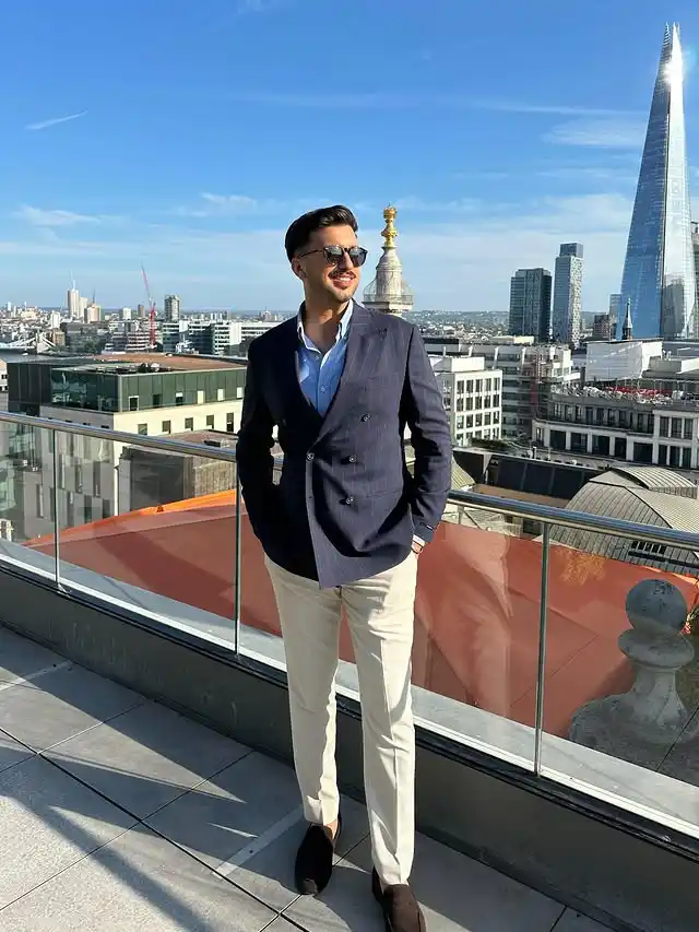 17 Men’s Minimalist Nightout Outfits (No Overdressing) 11 10. Double-Breasted Blazer and Cream Trousers