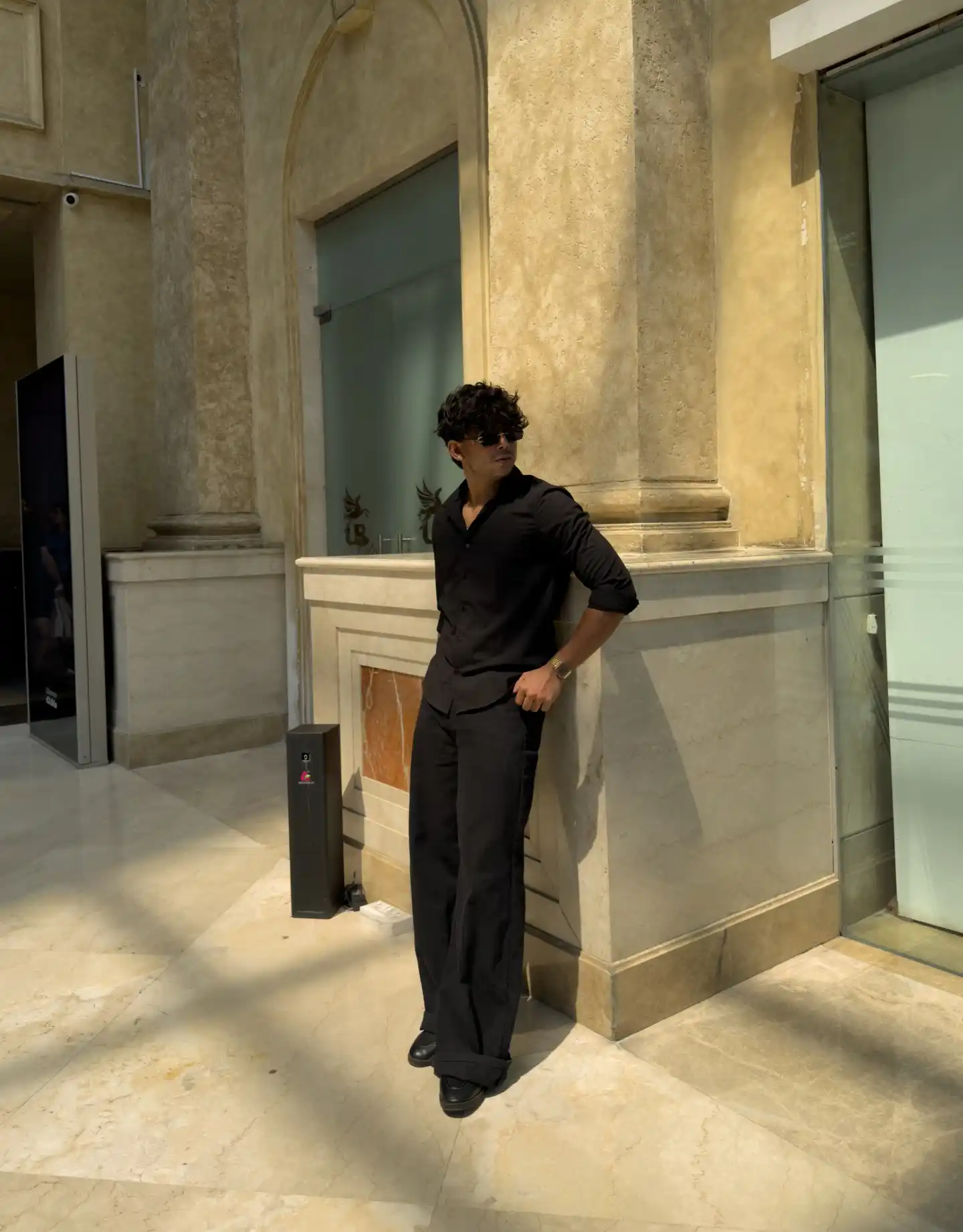 13 Minimalist Men’s Travel Capsule Outfits (Carry‑On Only) 11 10. Full Black Casual Set