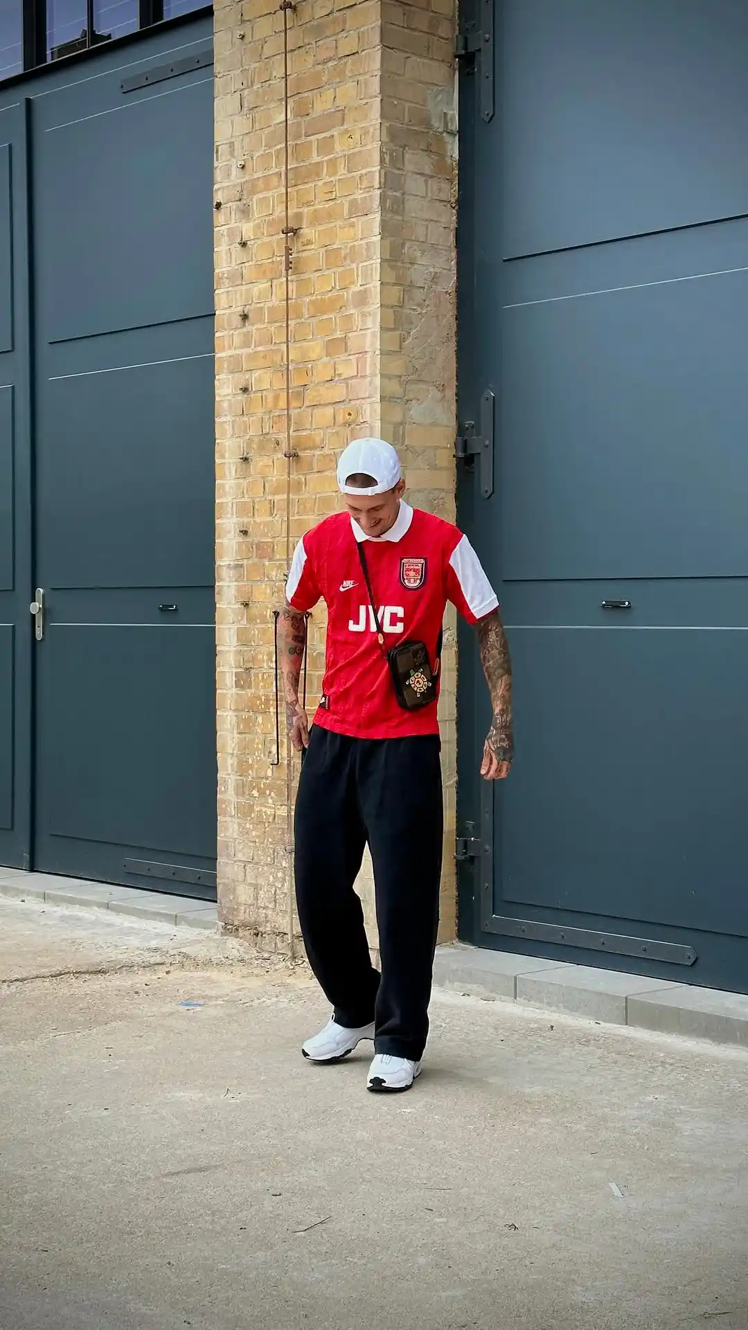 11 Soccer Jersey Outfit Men Holiday Travel Combos That Work 4 3. Retro Arsenal Jersey with Black Joggers