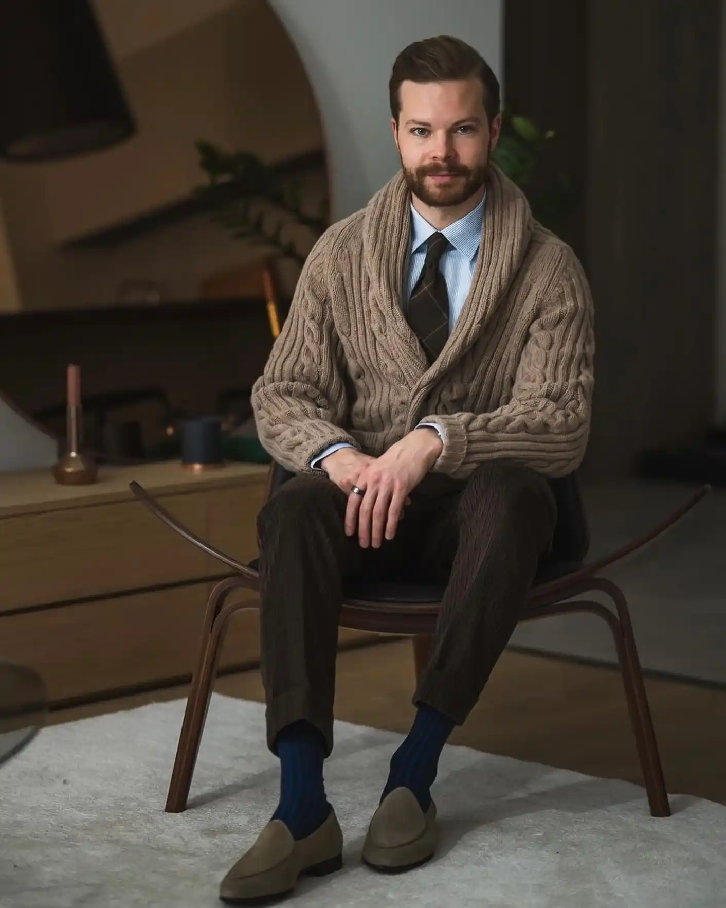 13 Minimalist Men’s Travel Capsule Outfits (Carry‑On Only) 3 2. Chunky Cable Knit Cardigan