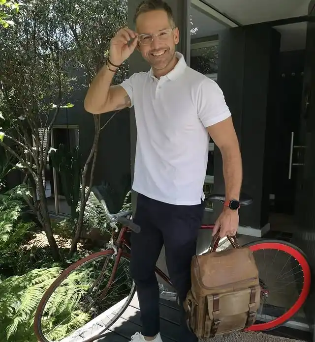 10 Minimalist Weekday Outfits for Men (No Decision Fatigue) 9 8. Slim Chinos Outfit