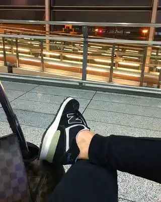 14 Airport Outfit Men With Sneakers Combos to Steal 5 4. Retro Running Shoes and Dark Joggers