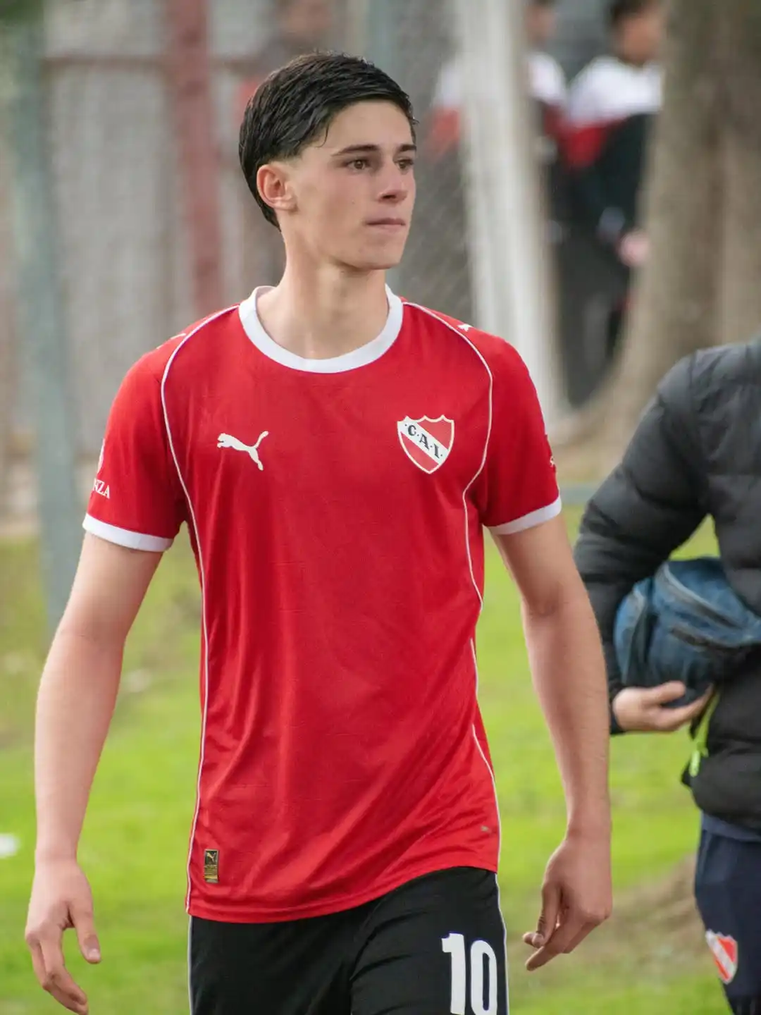 10 Soccer Jersey Outfit Men Streetwear Looks to Copy Right Now 4 3. Red Athletic Top